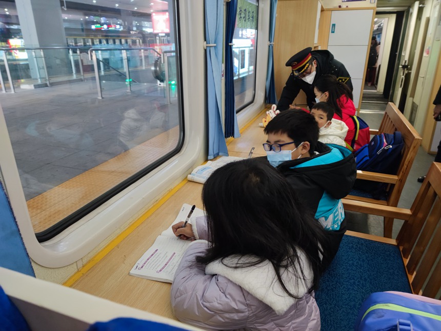 學(xué)生在使用“學(xué)習(xí)車廂”。羅希雅攝