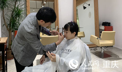                                           迎春從“頭”開始                            陳琦 2023年01月30日                             1月29日，位于渝北區(qū)龍頭寺天江鼎城小區(qū)的一家美發(fā)店，發(fā)型總監(jiān)小龍迎來了春節(jié)后開工的第一批客人。這一天，他不歇?dú)獾丶袅私?0個(gè)“頭”，從早上9點(diǎn)一直忙碌到晚上11點(diǎn)，理發(fā)過程中，小龍還不斷接到預(yù)約電話。                【詳細(xì)】                           