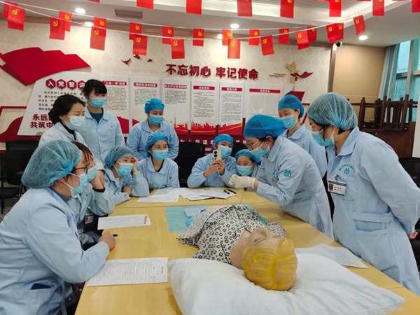 鄧穎和同事們培訓(xùn)護(hù)理知識(shí)。渝中區(qū)衛(wèi)生健康委供圖