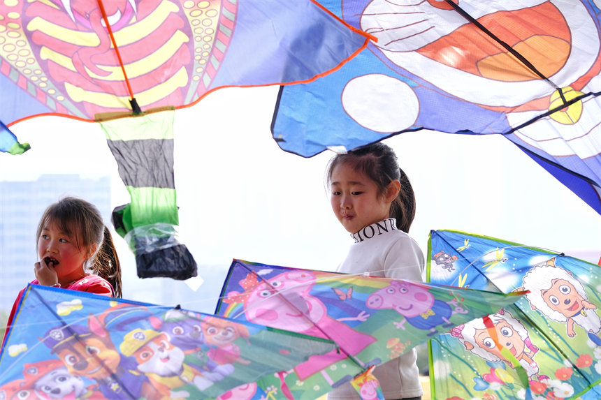 不少市民帶著孩子來到公園踏青、放風(fēng)箏，享受愜意春光。郭旭攝