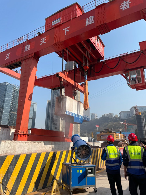 工作人員處理隧道內運輸出來的渣土。項目部供圖