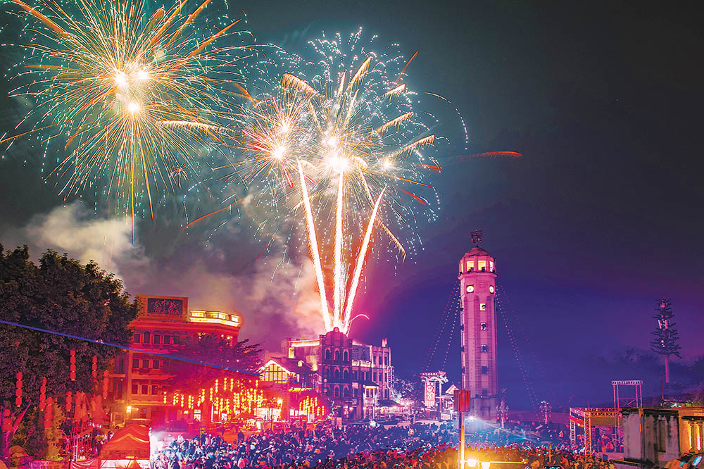 2月4日晚，兩江國際影視城，眾多市民在景區(qū)觀看元宵煙花秀、3D激光秀。記者 張錦輝 攝/視覺重慶