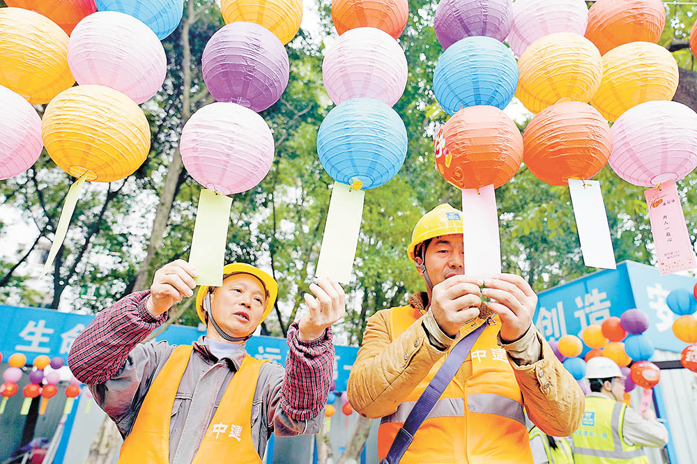 2月4日，100多名來自全國各地的建筑工人，在西南大學博士生公寓項目建設現(xiàn)場參加猜燈謎慶元宵活動。大家一起掛燈籠、包湯圓、猜燈謎，熱熱鬧鬧過大年。特約攝影 秦廷富/視覺重慶
