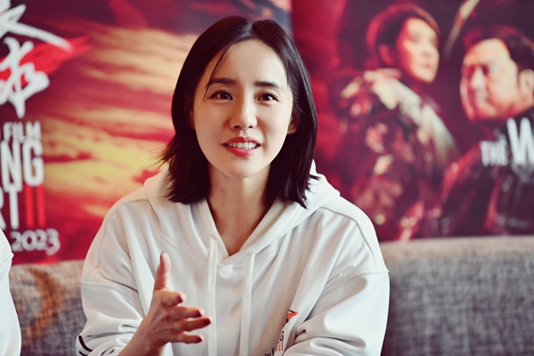 領(lǐng)銜主演王智。鄒樂攝