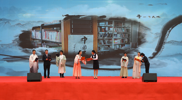 述說白沙歷史故事。陳翔宇攝