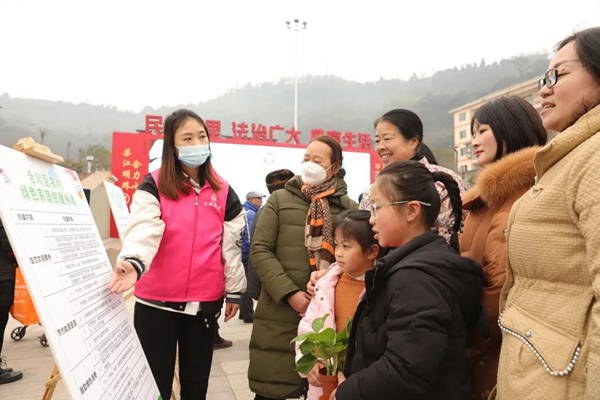 巾幗志愿者向群眾講解“綠色家庭”創(chuàng)建標(biāo)準(zhǔn)。合川區(qū)委宣傳部供圖
