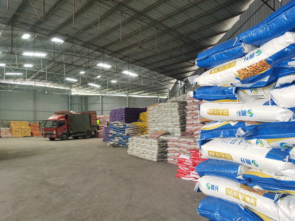 倉(cāng)庫(kù)內(nèi)堆滿各類肥料。黔江區(qū)委宣傳部供圖