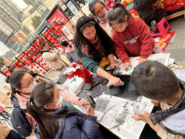 2023年“我們的節(jié)日——元宵節(jié)”歡喜鬧大年傳統(tǒng)文化體驗(yàn)活動(dòng)。九龍坡區(qū)委宣傳部供圖