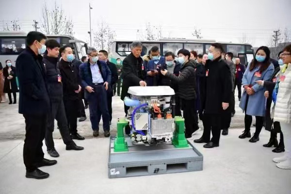 代表們視察博世—慶鈴氫燃料電池發(fā)動機(jī)項(xiàng)目。王茂松攝