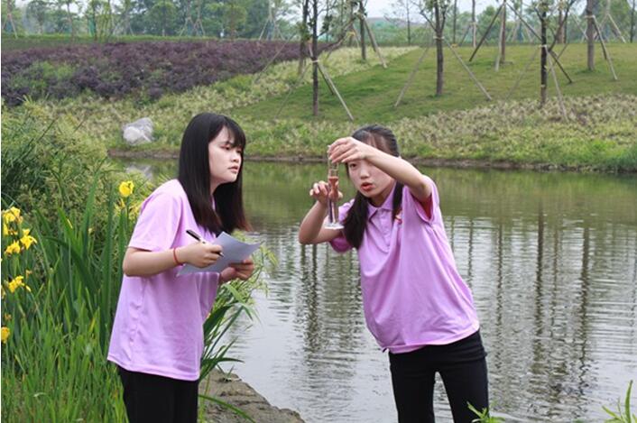 “青馬工程”西部計劃專項學(xué)員開展“河小青”志愿服務(wù)活動。重慶高新區(qū)黨工委統(tǒng)戰(zhàn)部供圖