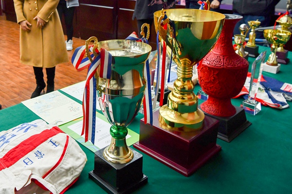 賽車手王睿捐贈的獎牌。 鄒樂攝