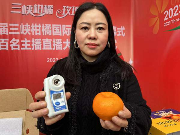 賀霞展示大雅柑。黃亞輝攝