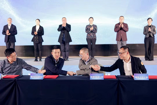 簽約現(xiàn)場。何達(dá)攝