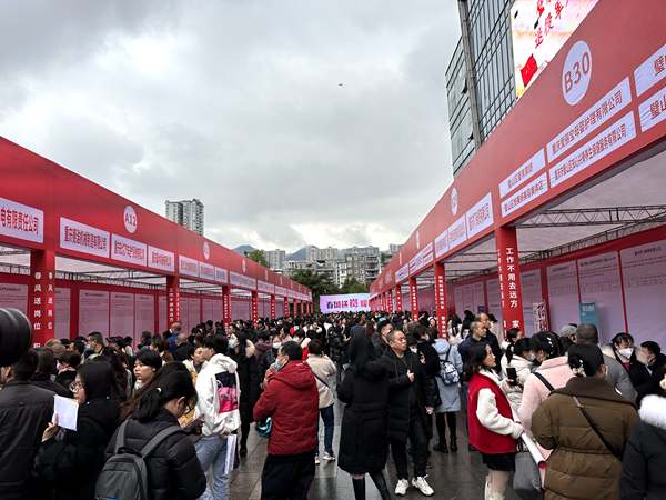 活動現(xiàn)場，求職者眾多。黃亞輝攝