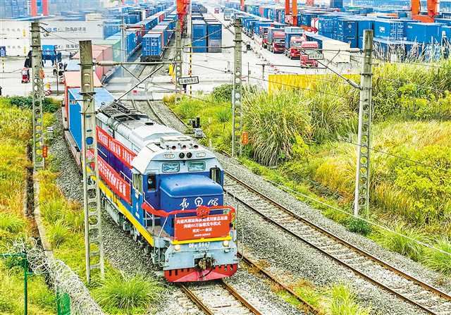 重慶團(tuán)結(jié)村中心站，裝載著川渝兩地企業(yè)生產(chǎn)產(chǎn)品的陸海新通道鐵海聯(lián)運(yùn)班列發(fā)車，將經(jīng)廣西欽州港到泰國。（攝于2022年12月30日）記者 張錦輝 攝/視覺重慶