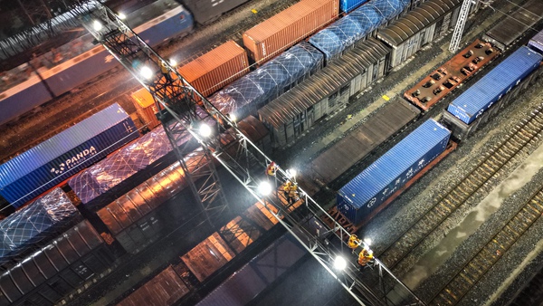 圖為檢修作業(yè)組正在檢修興隆場編組站燈橋照明設(shè)備。冉杰攝