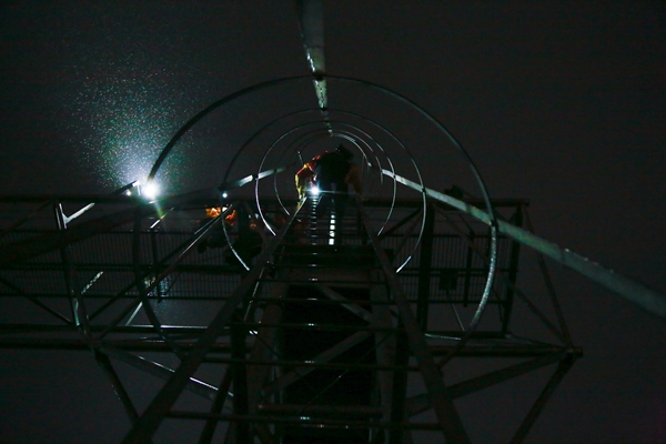 圖為何雪正在攀登興隆場編組站燈橋。冉杰攝