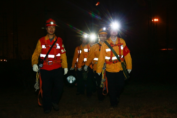圖為母思琪和當(dāng)天作業(yè)人員步行前往作業(yè)點。冉杰攝