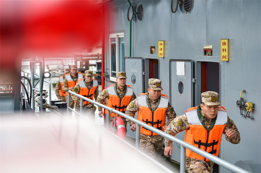 2月16日，武警重慶總隊船艇支隊組織水上實戰(zhàn)化演練，武警官兵快速集結。唐志勇攝