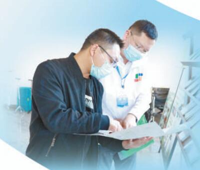 四川師范大學旅游與城鄉(xiāng)規(guī)劃研究院副院長李嘉（右）在重慶市巫山縣神女景區(qū)開展技術指導。圖為重慶市專家服務中心提供