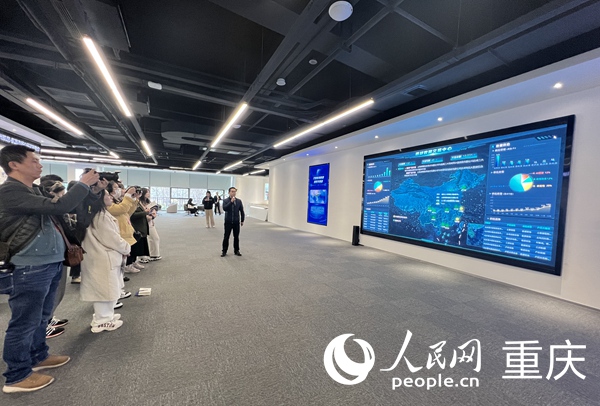 采訪團走進西部數(shù)據(jù)交易中心。人民網 胡虹攝