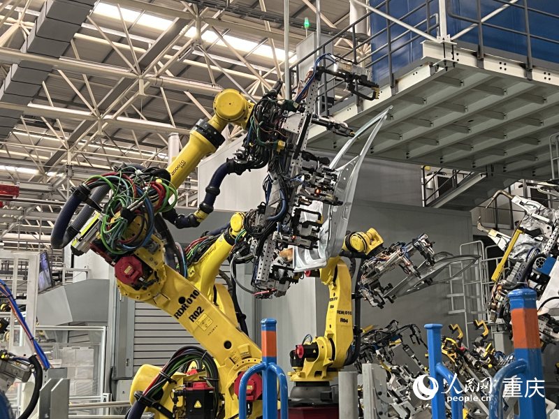 賽力斯兩江智慧工廠內(nèi)機(jī)械有序地工作。人民網(wǎng) 胡虹攝