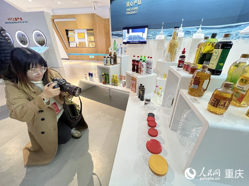 重慶萬凱公司展廳內(nèi)擺放著各種用食品級(jí)PET材料制作的產(chǎn)品。人民網(wǎng) 胡虹攝
