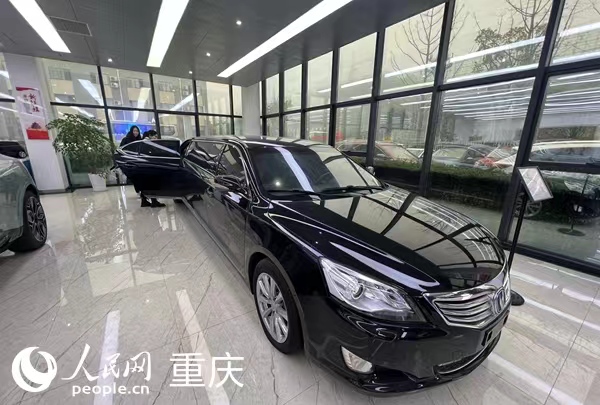 四川瑞創(chuàng)汽車科技有限公司展廳內(nèi)加長(zhǎng)版長(zhǎng)安禮賓車。人民網(wǎng) 胡虹攝