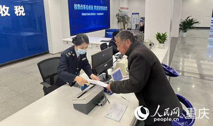                                           川渝高竹新區(qū)：唱好“雙城記” 當(dāng)好“橋頭堡”                            胡虹 焦磊 2023年02月21日                             “重慶、四川的事在這里都可以辦。”川渝高竹新區(qū)稅費(fèi)征管服務(wù)中心負(fù)責(zé)人潘縉生向前來咨詢的市民介紹。2月20日，“走進(jìn)區(qū)域看發(fā)展·川渝奮楫譜新篇”網(wǎng)上主題宣傳采訪團(tuán)走進(jìn)川渝高竹新區(qū)，近距離感受全國首個(gè)跨省域?qū)嶓w化運(yùn)行的共建新區(qū)發(fā)生的新變化。                【詳細(xì)】                           