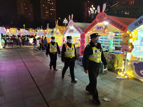 民警在集市巡邏防控。南岸區(qū)公安分局供圖