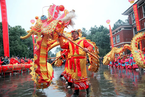 舞龍演出。藺市街道供圖
