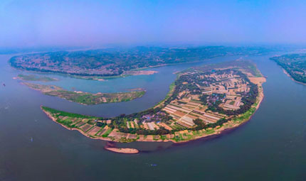                                           重慶江津：筑牢“綠色屏障” 打造綠色家園                            胡虹 帥約鑫 2023年02月21日                              江津區(qū)是長江進(jìn)入重慶市的第一區(qū)，轄區(qū)有重慶境內(nèi)最長的127公里長江岸線。近年來，江津區(qū)堅(jiān)持生態(tài)優(yōu)先、綠色發(fā)展，全面筑牢“綠色屏障”，培育壯大“綠色產(chǎn)業(yè)”，加快打造“綠色家園”，扎實(shí)推進(jìn)生態(tài)美、產(chǎn)業(yè)興、百姓富有機(jī)統(tǒng)一，努力把127公里長江江津段建成最美岸線。                【詳細(xì)】                           