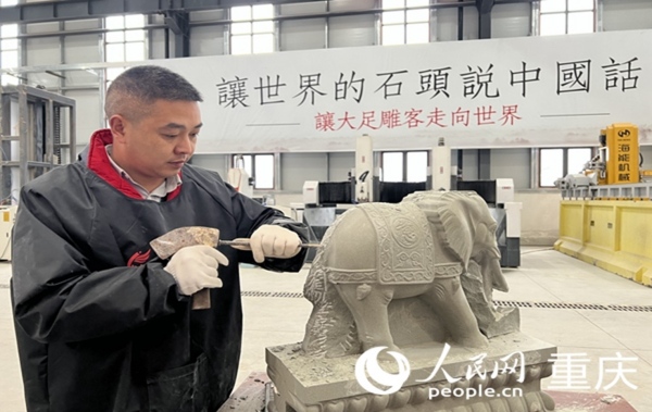 楊聲才在雕刻石雕作品。人民網(wǎng) 胡虹攝