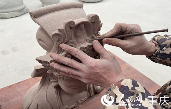 石雕工匠在精雕石像。人民網(wǎng) 胡虹攝