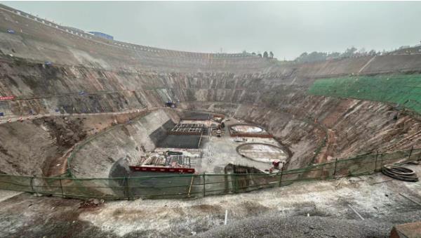                                           長江“牽手”?嘉陵江?渝西水資源配置工程惠澤千萬家                            焦磊 胡虹 2023年02月21日                             二月底的渝西，細(xì)雨蒙蒙。在重慶市江津區(qū)油溪鎮(zhèn)金剛社區(qū)長江左岸，一個(gè)80余米的大坑深嵌于起伏的小山丘之中，無數(shù)粗細(xì)不一的管線整齊密織著坑底，宛若一張地毯。泥罐車噴出股股泥龍，施工車輛揮舞著機(jī)械臂，沿著坑壁通道盤旋而下，施工團(tuán)隊(duì)正在坑底有條不紊地進(jìn)行著各項(xiàng)施工作業(yè)。                【詳細(xì)】                           