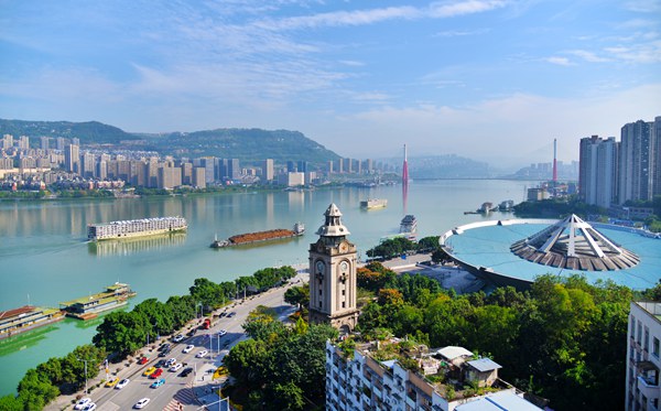 長江萬州段，黃金水道船來船往。付作僑攝