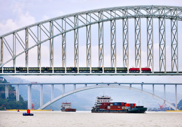 長江萬州段，鐵水聯(lián)運運輸繁忙。付作僑攝