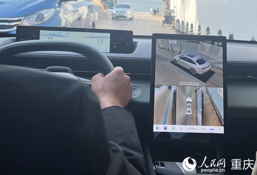 逸達(dá)內(nèi)部懸浮式13.2英寸豎向中控大屏幕。人民網(wǎng) 胡虹攝