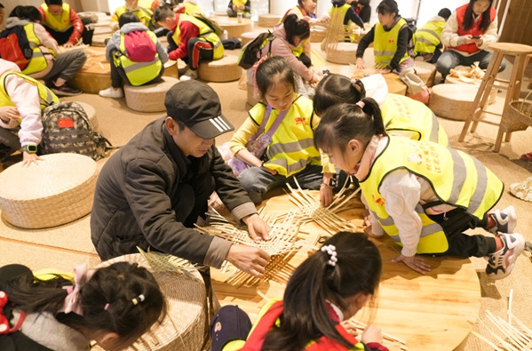 孩子們學(xué)習(xí)竹編技藝。共青團(tuán)江北區(qū)委供圖
