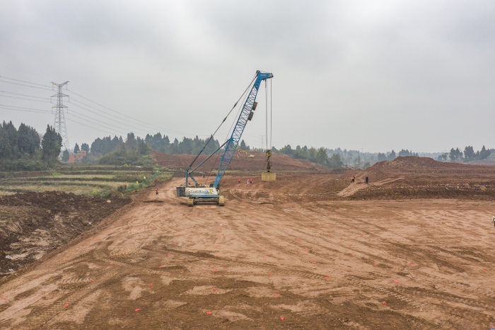 銅梁1000千伏變電站A4區(qū)域正在進(jìn)行強(qiáng)夯施工作業(yè)。國網(wǎng)重慶市電力公司供圖