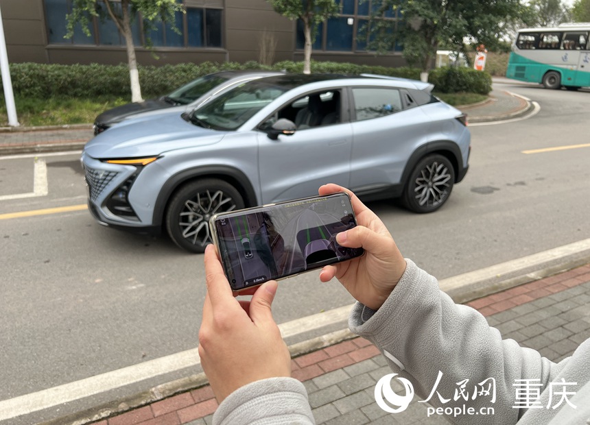 長安汽車工作人員演示自動泊車技術(shù)。人民網(wǎng) 胡虹攝