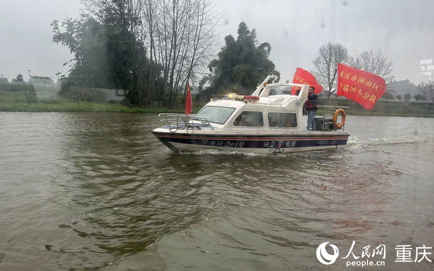 川渝聯(lián)合河長辦的工作人員正在巡查瓊江。人民網(wǎng) 焦磊攝