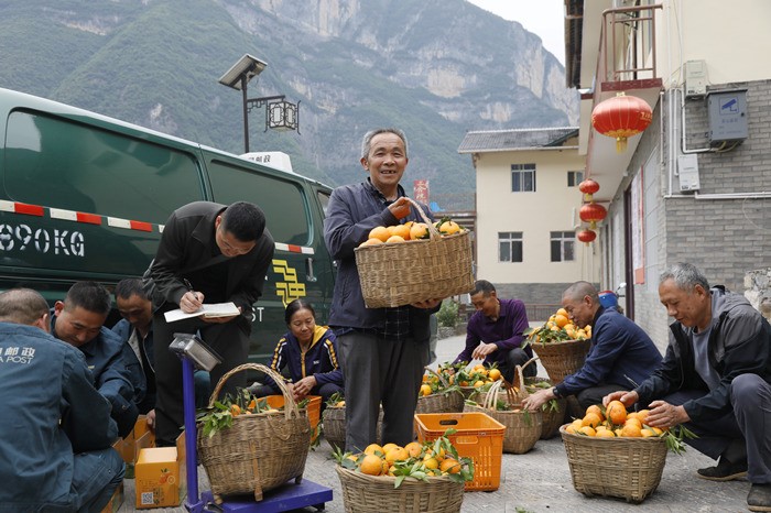 毛相林代表（中）。重慶市人大供圖