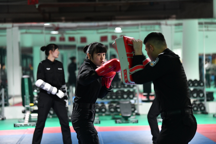 女特警格斗對抗訓練。鄒樂攝