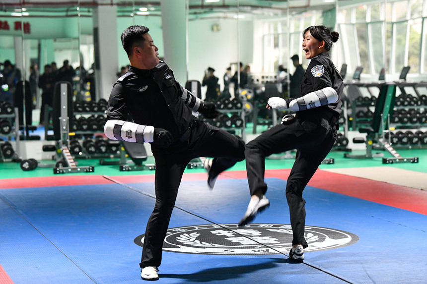 女特警格斗對抗訓(xùn)練。鄒樂攝