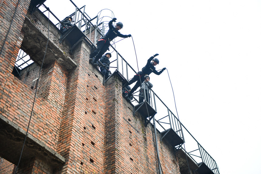 攀登索降。鄒樂攝