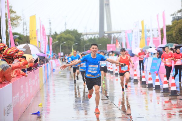 奔跑中的參賽選手?；顒?dòng)組委會(huì)供圖