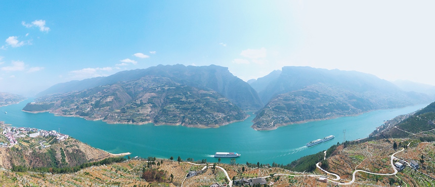 長江豪華游輪行駛在重慶市巫山縣曲尺鄉(xiāng)境內。盧先慶攝