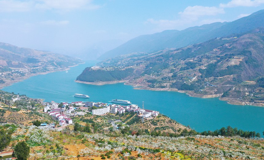 長江豪華游輪行駛在重慶市巫山縣曲尺鄉(xiāng)境內(nèi)。盧先慶攝