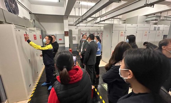 機電專家曹亮演示工單系統(tǒng)。重慶萬科供圖